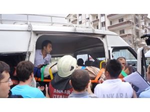 Minibüste Sıkışan Annesinin Kurtarılmasını Gözyaşları İçinde İzledi