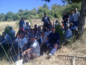 Gököz Köylüleri İmece Usulü Köy Mezarlığını Temizledi