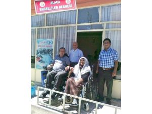 Alaca Engelliler Derneği Yaşlı Çifti Sevindirdi
