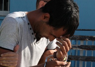 Önce kameraya sonra polise yakalandı