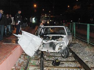 Sürücü tramvay yoluna uçtu 