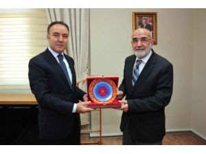 Erzurum Valisi Altıparmak’tan Müftü Arslan’a Plaket