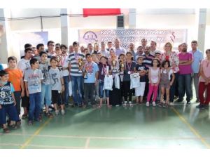 Santranç Turnuvasında Başarılı Olan Öğrenciler Ödüllendirildi