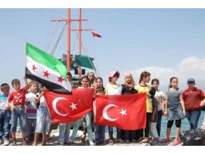 Suriyeli Yetimler Sahilde Tekne Turu Attı