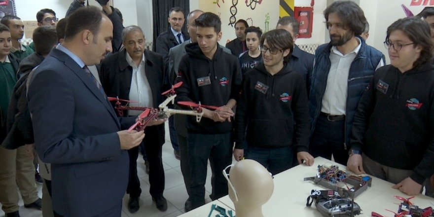 Başkan Altay, robot yarışmasında şampiyon olan öğrencilerle buluştu