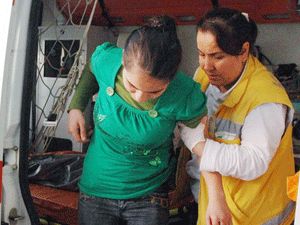 Eşini ve kızını bıçakla yaraladı