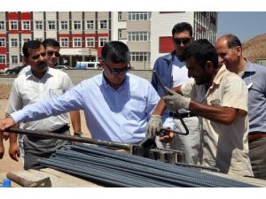 Okul İnşaatını Gezen Vali Arslan İşçilerle Birlikte Demir Büktü