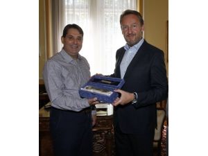 İzzetbegoviç’ten İzmir’e Selam