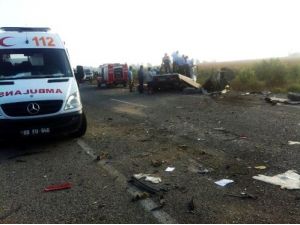 Kadirli’de Tır İle Kamyonet Çarpıştı:1 Ölü 1 Yaralı