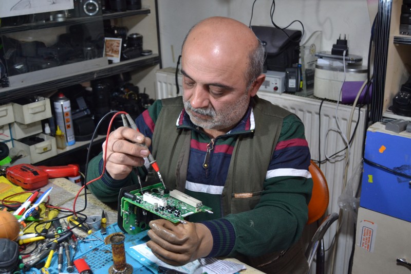 Fotoğraf makinalarını 12 yıldır tek eliyle tamir ediyor