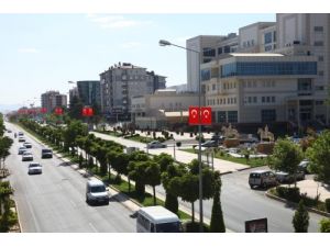 Şehrin Giriş Ve Çıkışlarına Yerleştirilen Türk Bayrakları Yenileniyor