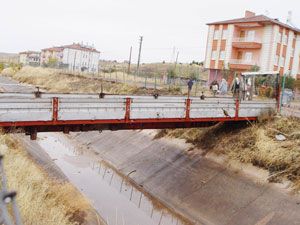 DSİ kanalına TIR dorsesinden köprü