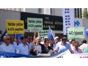 Çalışma Bakanlığı Önünde 'Siyah' Çelenkli Protesto
