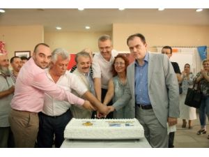 Ak Parti 12. Yaşını Pasta Keserek Kutladı