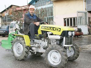 Hurda parçalarıyla uzaktan kumandalı traktör