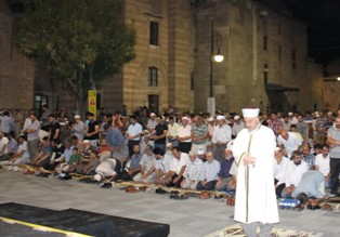 Mısır’da ölenler için hacet namazı kılındı