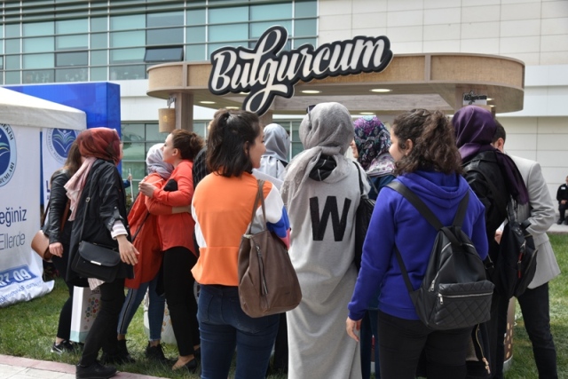 Bulgurcum standı  yoğun ilgi gördü