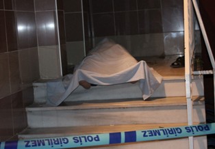 Ağacın dallarını budamak isterken düşerek öldü