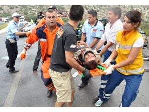 Karşı Yönden Gelen Kamyona Çarpan Otomobil Takla Attı: 3'ü Ağır 4 Yaralı