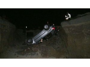 Otomobil Çukura Düştü: 3 Yaralı