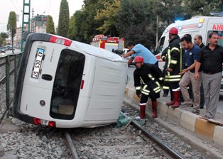Yaşlı çift ticari araçla tramvay yoluna uçtu