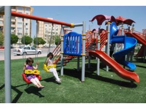 Çocuk Parklarına Sentetik Çim