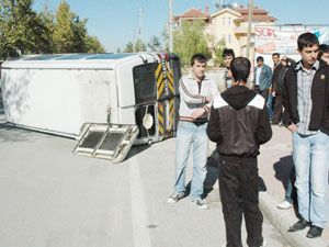 Öğrenci servisi ile pikap çarpıştı: 2 yaralı