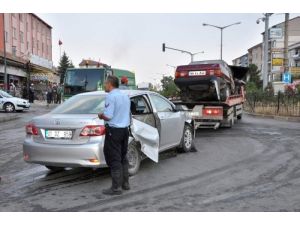 Otomobil İkiye Bölündü, İki Kişi Yaralandı