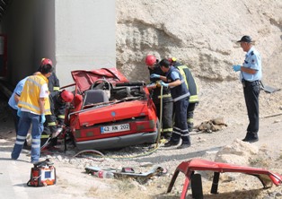Otomobilde sıkışan sürücü hayatını kaybetti