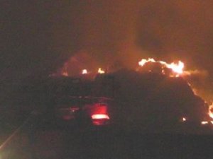 Çiftlikteki Saman Balyası Depoları Alevlere Teslim Oldu