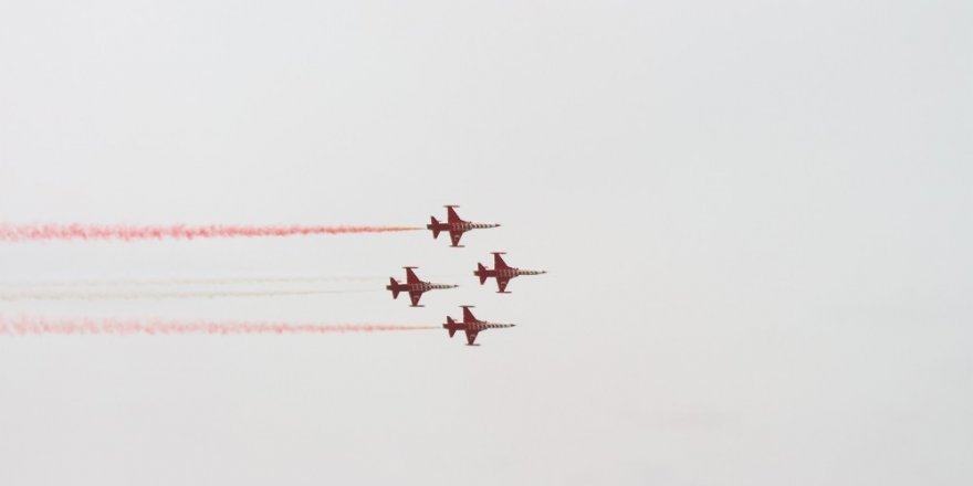 Türk Yıldızları ve Solo Türk’ten nefes kesen gösteri