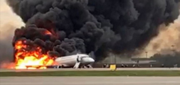 Rusya'da yolcu uçağı iniş yaparken alev aldı: 41 ölü