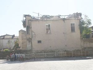İlköğretim okulunda duvar nöbeti