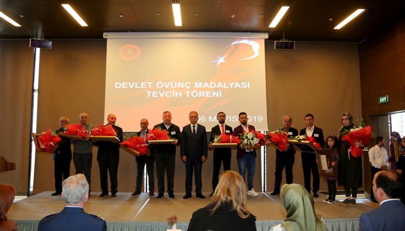 Şehit ailelerine ve gazilere devlet övünç madalyası