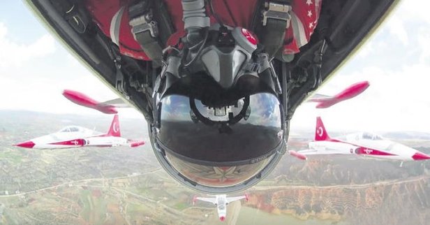 Türk Yıldızları pilotu dünyada bir ilki başardı