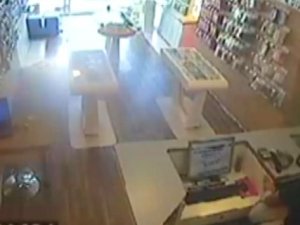 Bıçaklı soygun güvenlik kamerasında