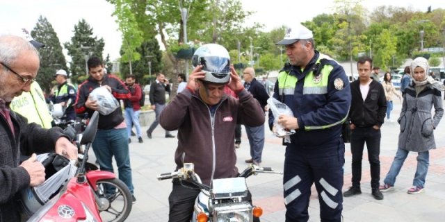 Konya’da motosiklet sürücülerine kask dağıtıldı