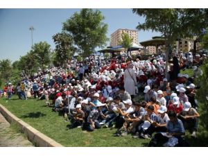 Bin Öğrenci Aynı Anda Kitap Okudu