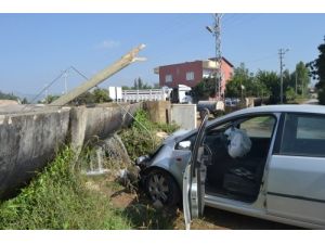 Otomobil Kanalete Çarparak Durabildi