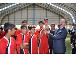 Futbol Kursuna Giden Çocuklara Malzeme Dağıtıldı