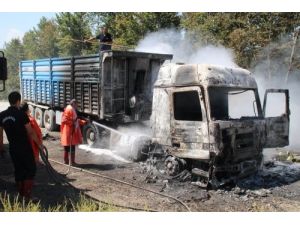 Çakıl Yüklü Tır, Seyir Halindeyken Yandı