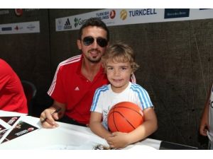 A Milli Basketbol Takımı Hayranlarına İmza Dağıttı