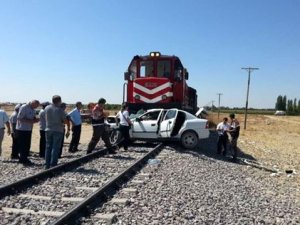 Yük Treni Otomobile Çarptı: 2 Ölü, 1 Yaralı