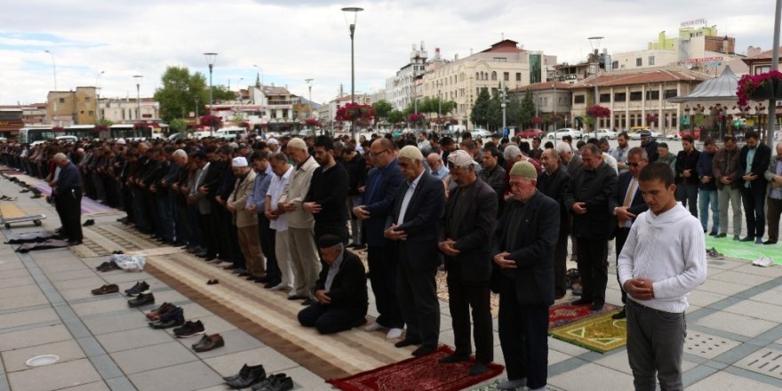 Konya’da Ramazan’ın ilk cuma namazında camiler doldu taştı