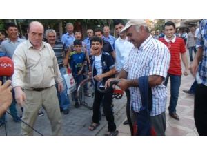 Bin Tl Fiyat Biçilen Yılana Alıcı Çıkmadı, Korkup Kaçan Çok Oldu