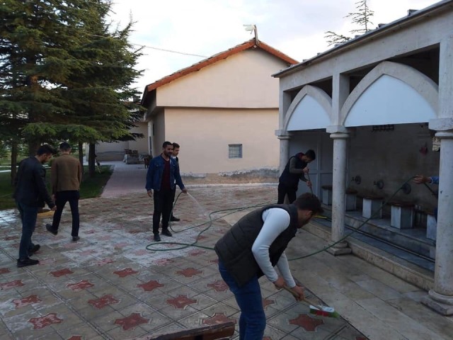 Konya Ülkü Ocakları cami temizliği yaptı