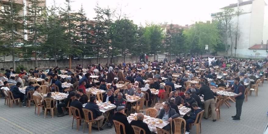 Kulu’da Bin 200 kişiye iftar yemeği verildi.