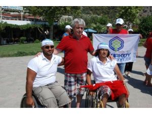 Engelli Sporcular Tekerlekli Sandalyelerini Bırakıp Gökyüzünde Uçtu
