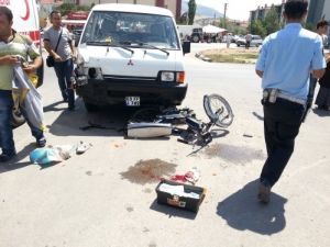 Dinar’da Minibüs Motosiklete Çarptı: 2 Yaralı