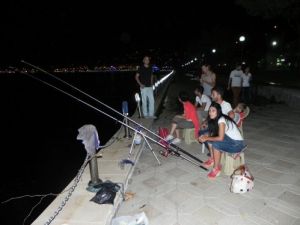 Sahilin Keyfini Ailecek Balık Tutarak Çıkarıyorlar